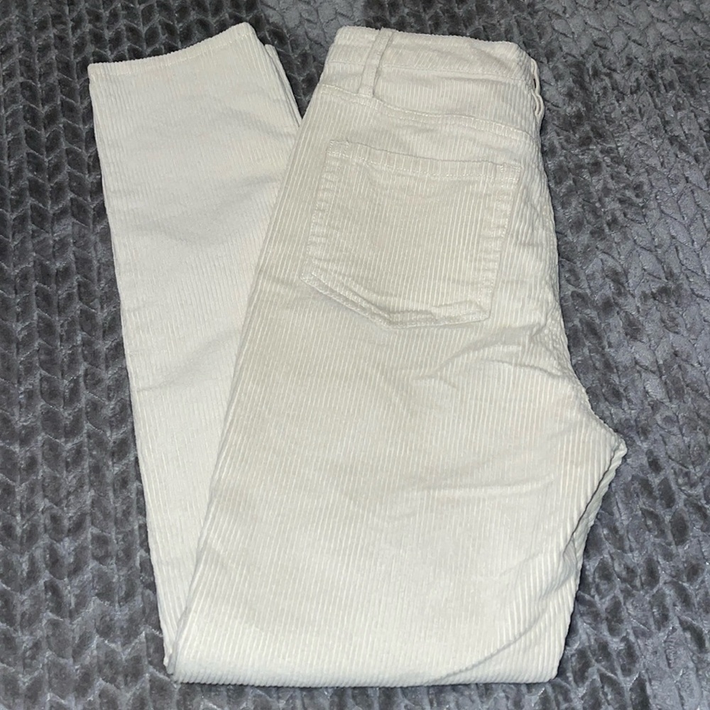 Hollister Ultra High Rise Corduroy Pants. ‎ Size 3/W 26.